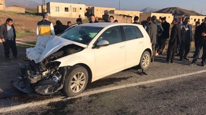 İki Otomobil &Ccedil;arpıştı: 6 Yaralı