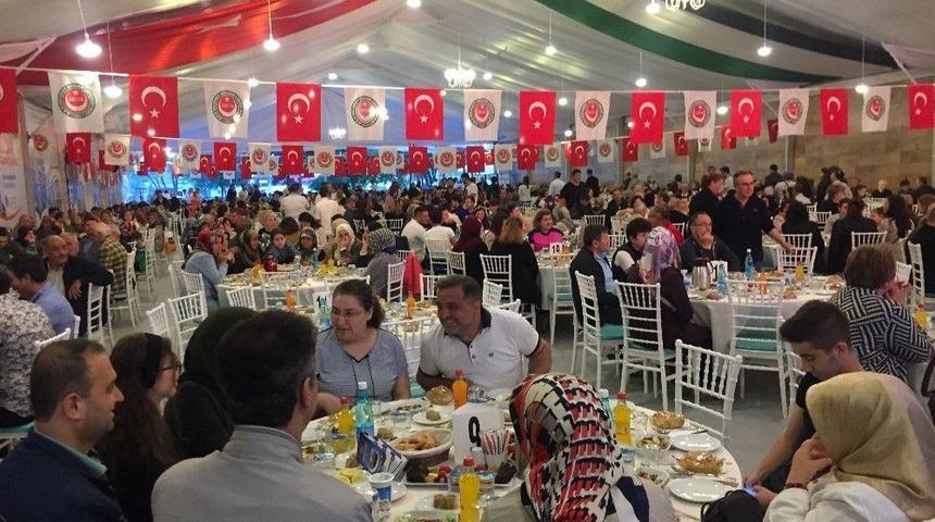 Rumeli Balkan T&uuml;rkleri Sultangazi&rsquo;de İftar Sofrasında Buluştu