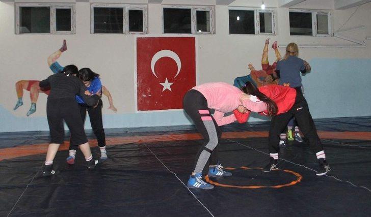 Siirtli Dünya Şampiyonu Evin Demirhan, Olimpiyatlara Hazırlanıyor G2