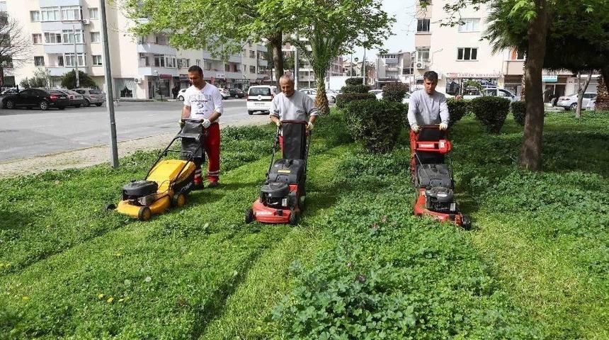 Bayraklı’da Park Ve Bahçelere Bahar Temizliği
