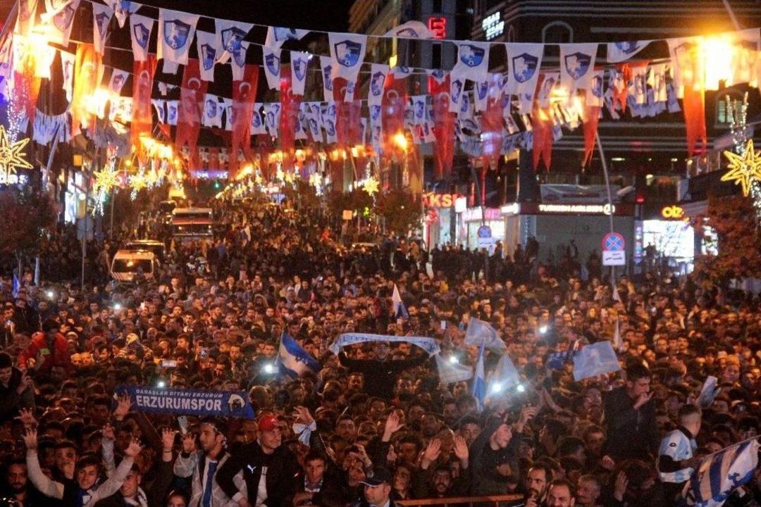 S&uuml;per Lig&rsquo;e &Ccedil;ıkan Bb. Erzurumspor&rsquo;a Muhteşem Karşılama