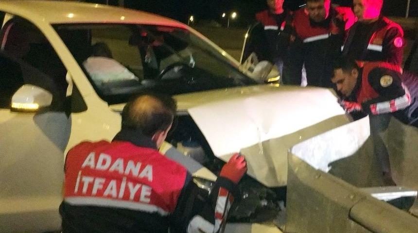 Otomobil Bariyerlere Çarptı: 1 Yaralı