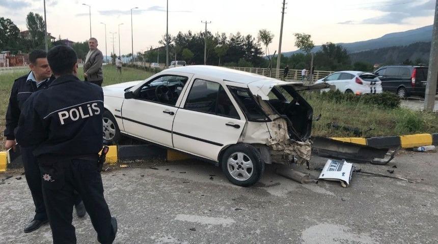 Karab&uuml;k&rsquo;te Minib&uuml;sle Otomobil &Ccedil;arpıştı: 1&rsquo;i &Ccedil;ocuk 4 Yaralı