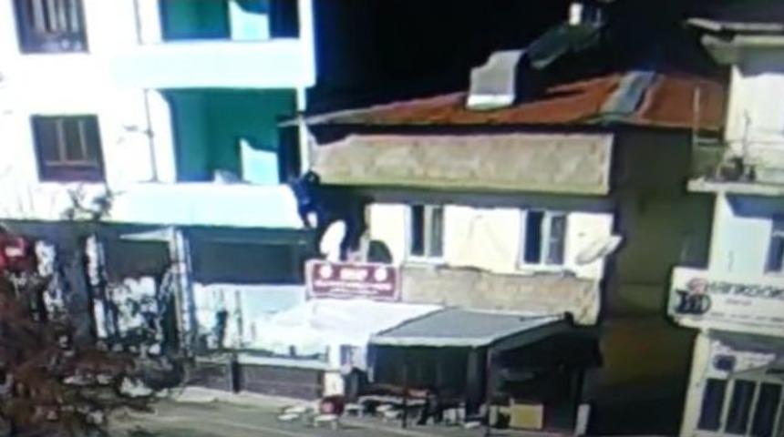 &Ouml;ğretmenin Balkondan D&uuml;şme Anı Kameralara Yansıdı