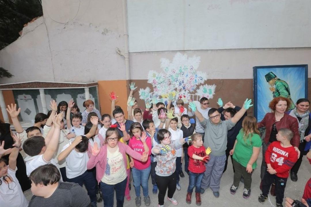 Down Sendromlu &Ccedil;ocuklar Okul Duvarına +1 Değer Kattı