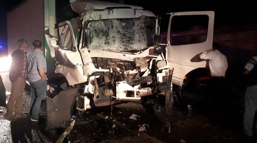 &Ouml;n&uuml;ndeki Kamyona &Ccedil;arptı: 1 Yaralı