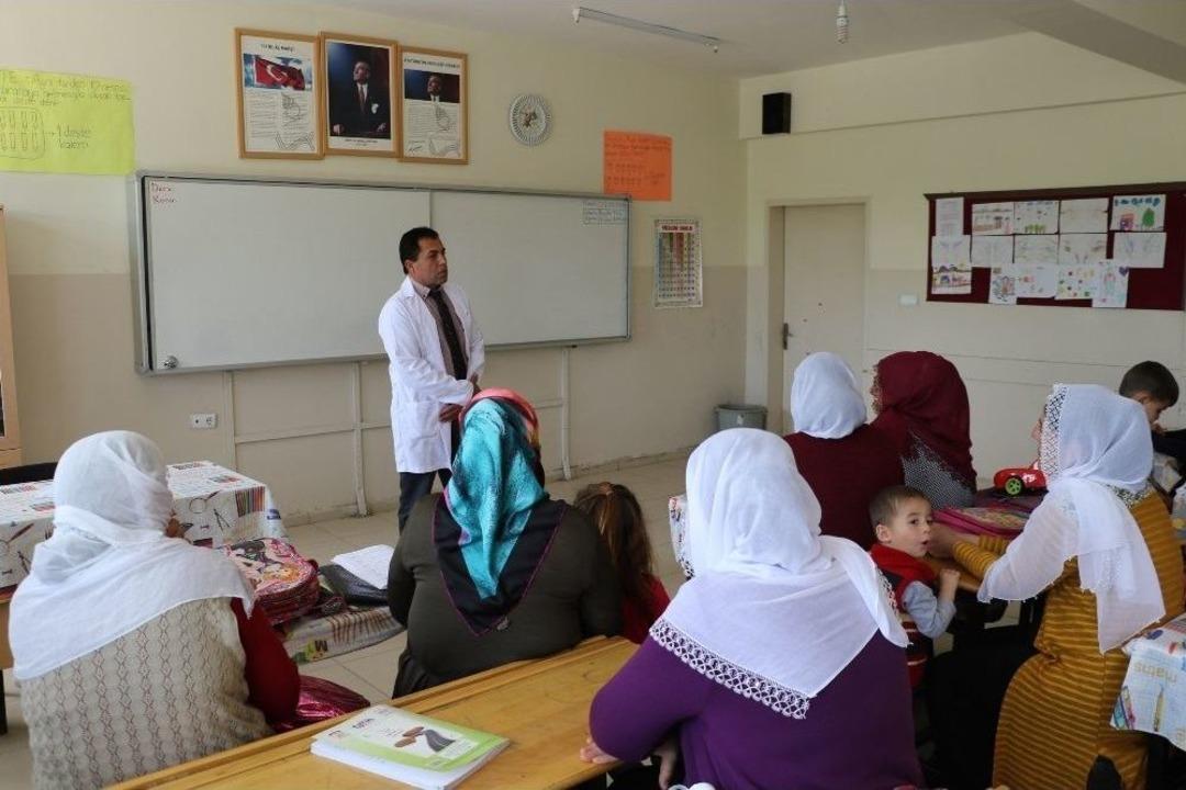 Kocalarına Gelen Mesajları Okumak İ&ccedil;in Kursa Gidiyorlar