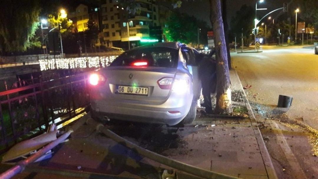Ağaca &Ccedil;arparak Duran Otomobil, &Ccedil;aya U&ccedil;maktan Kurtuldu
