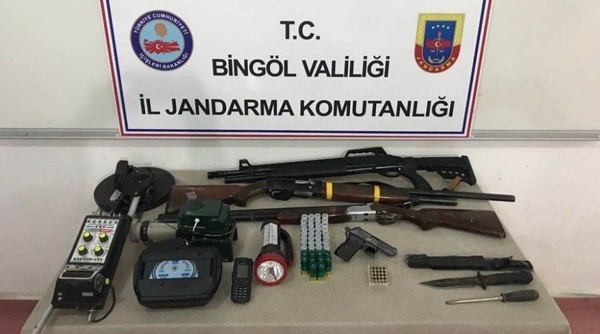 Evin İ&ccedil;inde Ka&ccedil;ak Kazıya Jandarma Baskını: 6 G&ouml;zaltı