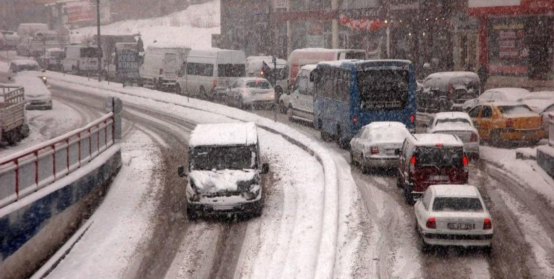 Erzurumlu S&uuml;r&uuml;c&uuml;lerden Buzlu Yolda Ara&ccedil; Kullanımı Tavsiyeleri