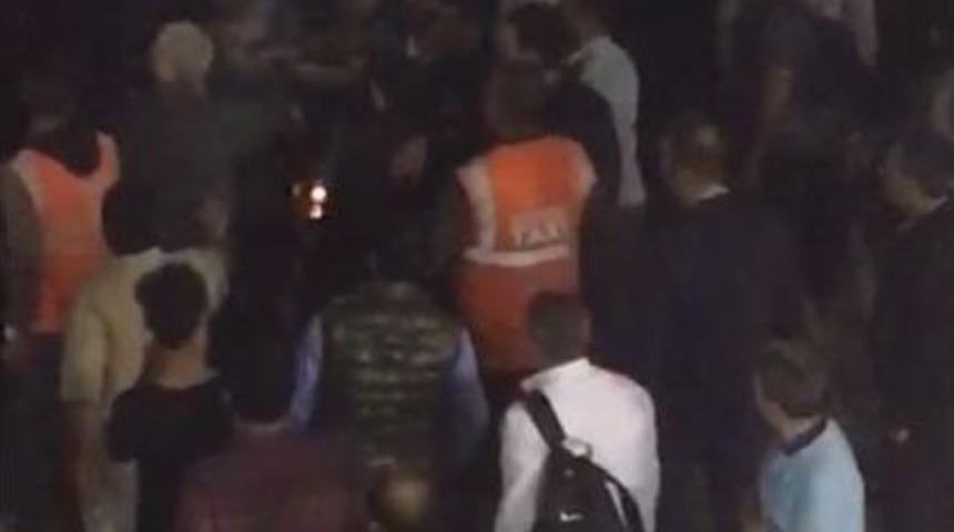 Havalimanı&rsquo;nda Uber S&uuml;r&uuml;c&uuml;ne Ve Yolculara Tekme Ve Yumruklu Saldırı Kamerada