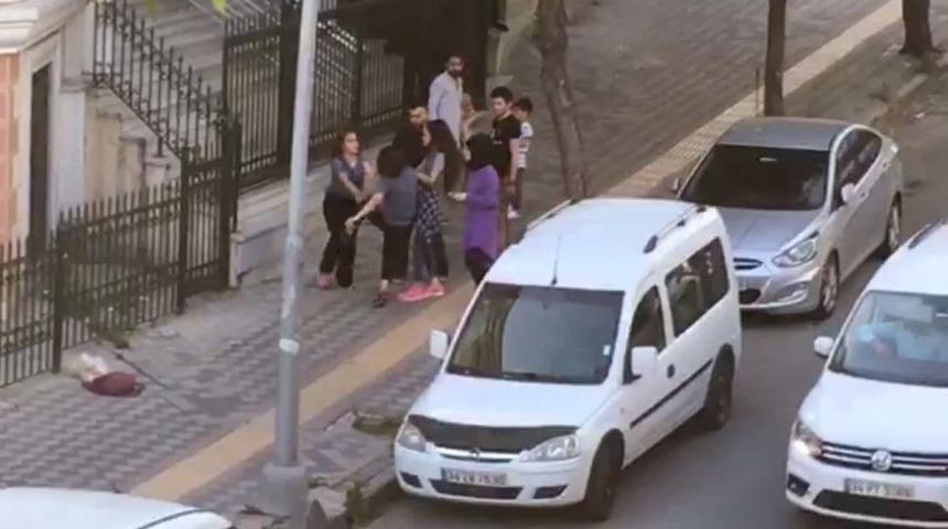 (&ouml;zel) Gen&ccedil; Kızların Sa&ccedil; Sa&ccedil;a, Baş Başa Kavgası Kamerada