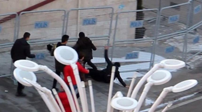 Lise &Ouml;ğrencisini Tekme Tokat D&ouml;vd&uuml;ler