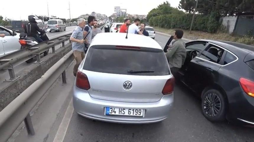 (&ouml;zel) E-5 Karayolu&rsquo;nda Cop Ve Beyzbol Sopalı Kavga Kamerada