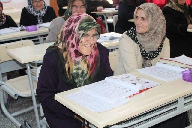 Sungurlu’da 70 Kursta 670 Kişi Okuma-yazma Öğreniyor