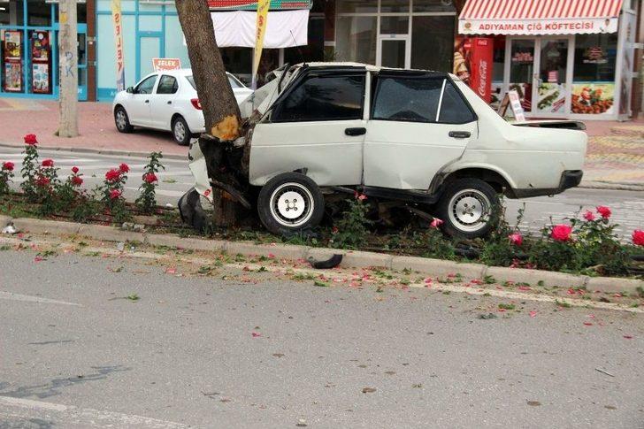 Ağaca Çarparak Hurdaya Dönen Otomobilden Yaralı Olarak Kurtuldu G1