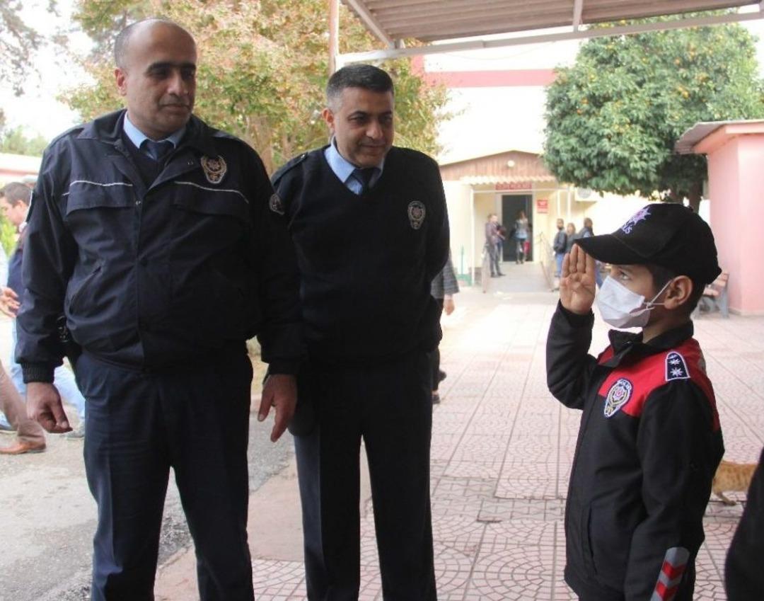 Polis Hayranı L&ouml;semi Hastası Mustafa&rsquo;nın Tek Hayali Arabalı Yatakta Uyumak