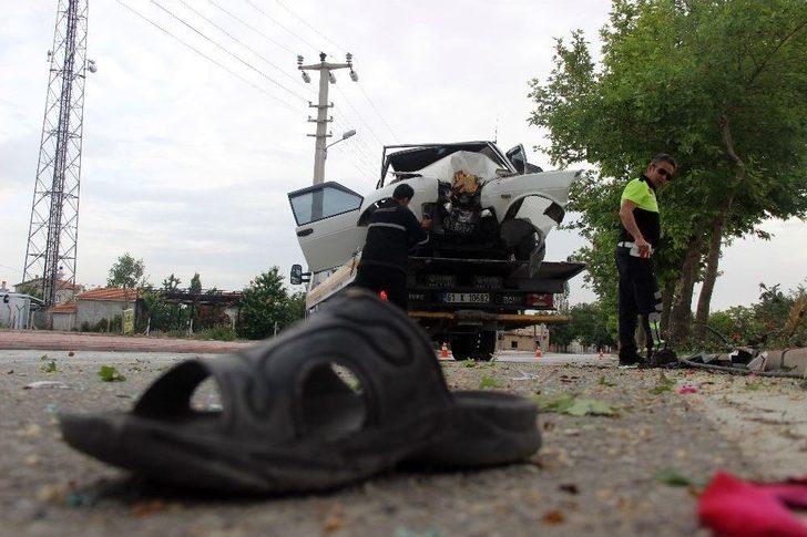 Ağaca Çarparak Hurdaya Dönen Otomobilden Yaralı Olarak Kurtuldu G5
