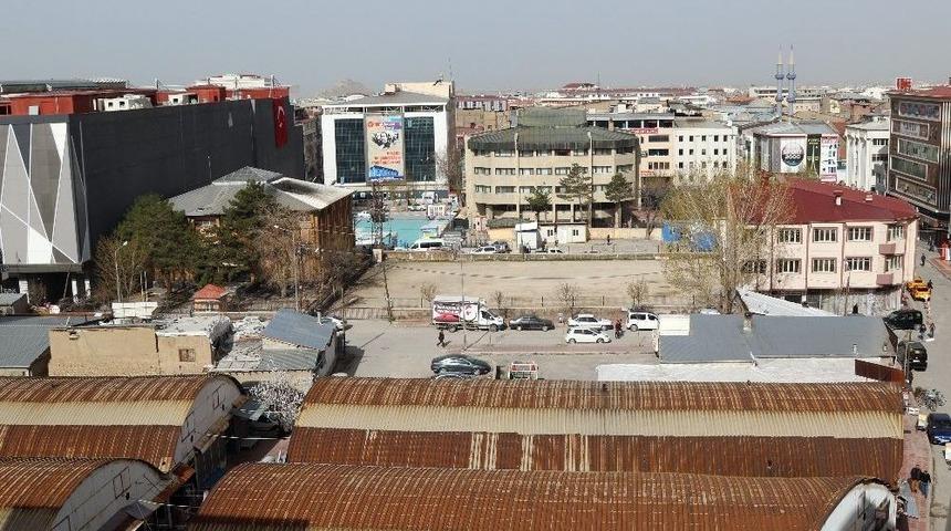 Kent Meydanı İ&ccedil;in Taşıma Ve Yıkım İşlemleri Başladı