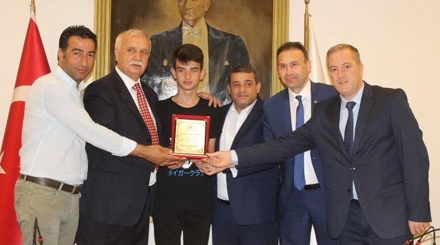 Ayvalık&rsquo;ta Ato&rsquo;dan Şampiyon Sporcuya Anlamlı &Ouml;d&uuml;l