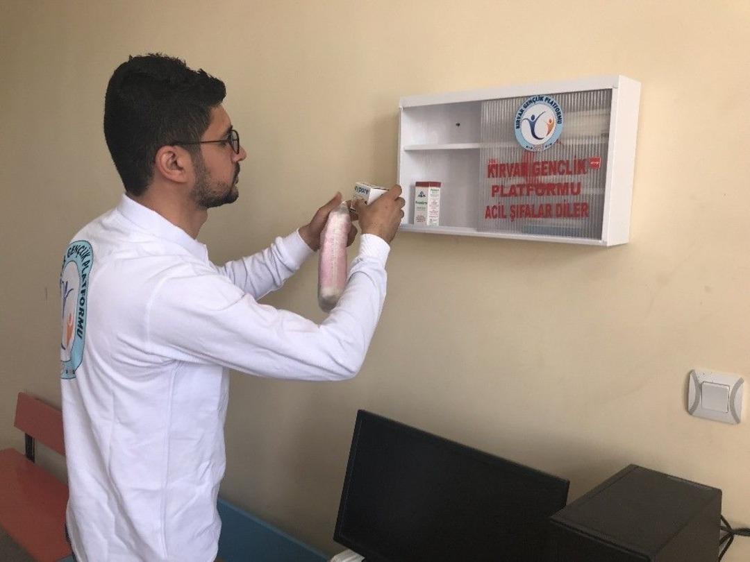Siverek&rsquo;te Kırsal Mahallerde Bulanan Okullara Ecza Dolabı Desteği