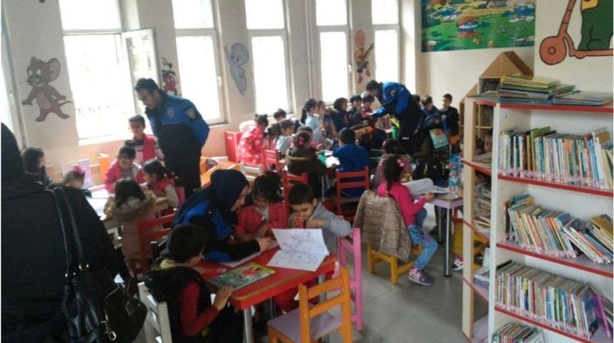 Toplum Destekli Polisten K&uuml;t&uuml;phane Etkinliği