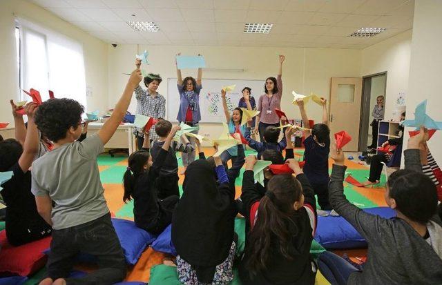 Oyunları Basit, Mutlulukları Tarifsiz