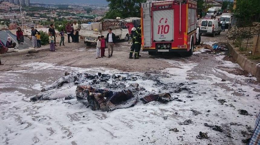 (&ouml;zel) Kızlarını Ka&ccedil;ıran Evli Adamın Eşyalarını Sokak Ortasında Yaktılar