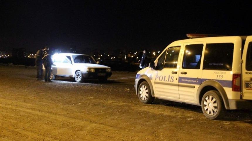 Otomobile Ateş A&ccedil;ıldı: 2 Yaralı