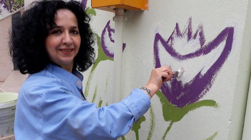 37 Yıl Sonra &Uuml;niversiteyi Kazandı, Mahalle Evini G&ouml;n&uuml;ll&uuml; Boyadı