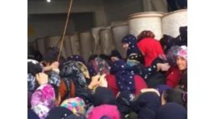 Kadınların İzdihamında Korku Dolu Anlar