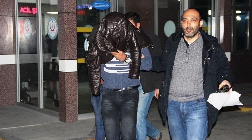 Kamyonete Aldıkları Kadını Gasp Ettiler