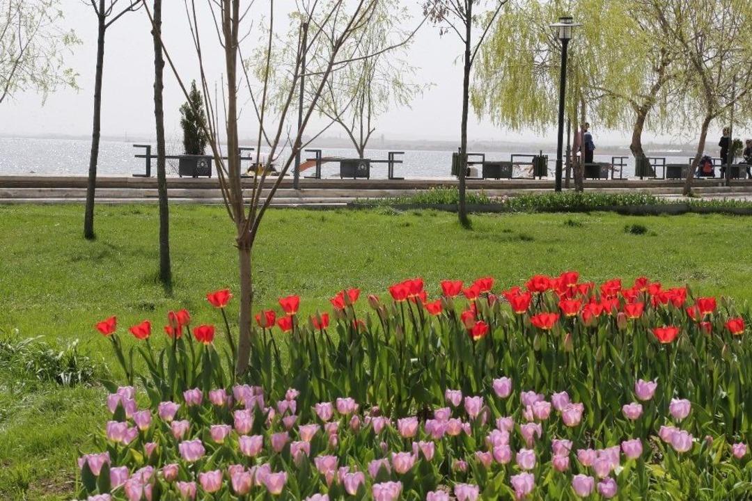 G&ouml;lbaşı G&ouml;kkuşağı Renklerine Boyandı