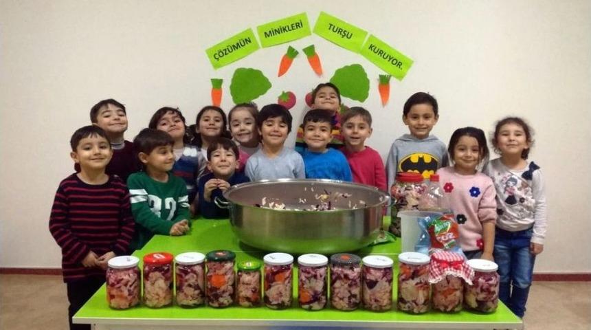 Anaokulu &Ouml;ğrencileri Minik Elleri Turşu Kurdu