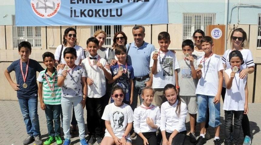 İlkokul &Ouml;ğrencilerinin Mezuniyet Coşkusu