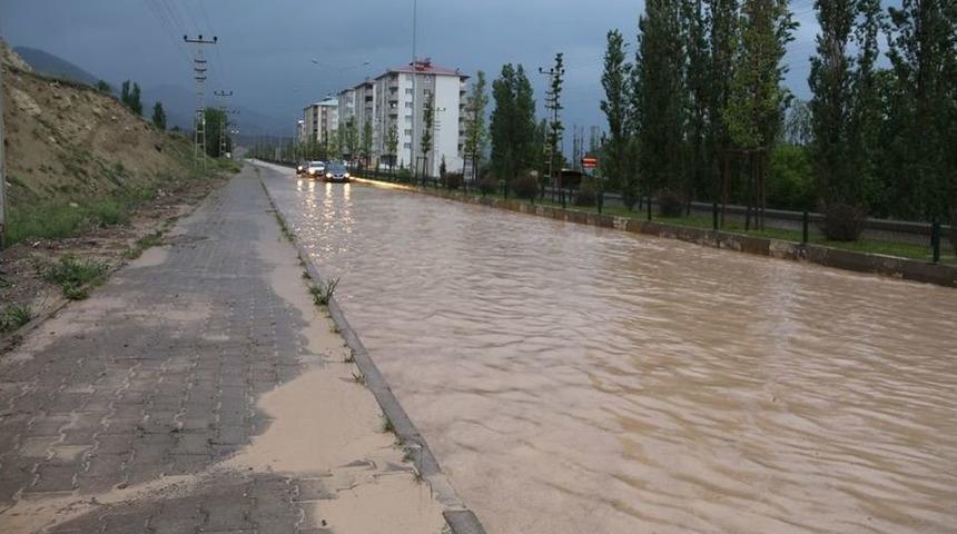 Sağanak Yağmur Yolları G&ouml;le &Ccedil;evirdi
