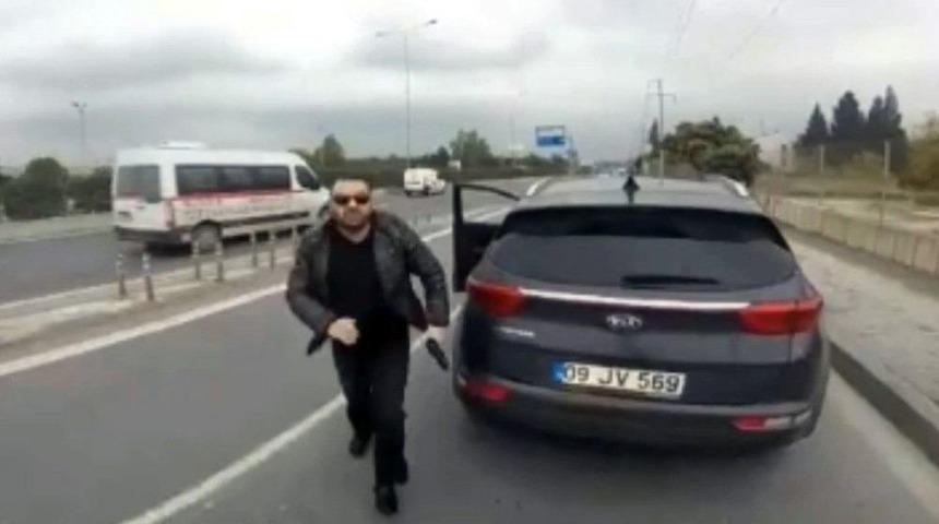 Motosikletliye Tabanca &Ccedil;eken Otomobil S&uuml;r&uuml;c&uuml;s&uuml; G&ouml;zaltına Alındı