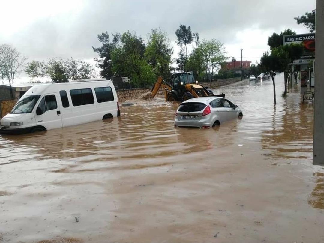 Ara&ccedil;lar Su Dolu Yollarda Kaldı