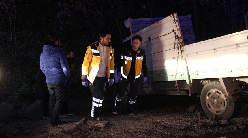 Terk Edilen Kazalı Kamyonet Kurtarma Ekiplerini Alarma Ge&ccedil;irdi