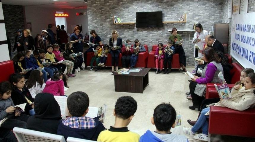İlkokul Öğrencileri Hastanede Kitap Okudu