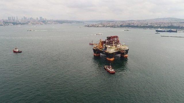 Dev Petrol Arama Platformunun Boğaz’dan Geçişi Havadan Görüntülendi