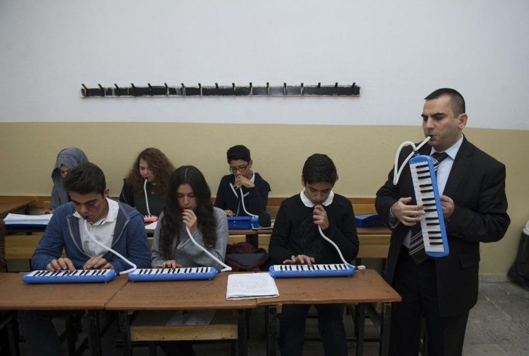 (&ouml;zel Haber) G&ouml;rme Engelli &Ouml;ğretmen M&uuml;zik İle Hayata Bağlandı