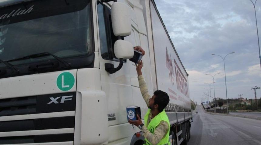 Cihanbeyli&rsquo;de İftar Vaktinde Yolda Olanlara İftariyelik Dağıtılıyor