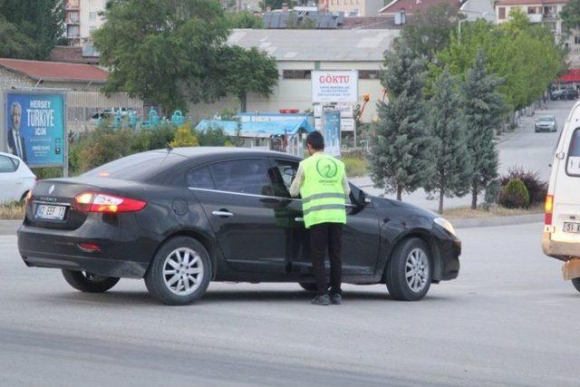 Cihanbeyli’de İftar Vaktinde Yolda Olanlara İftariyelik Dağıtılıyor