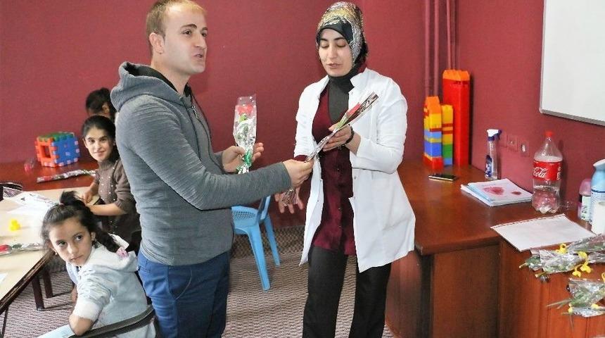 Hakkari Gen&ccedil;lik Ve Engelli Derneğinden Engellilere G&uuml;l Dağıtımı