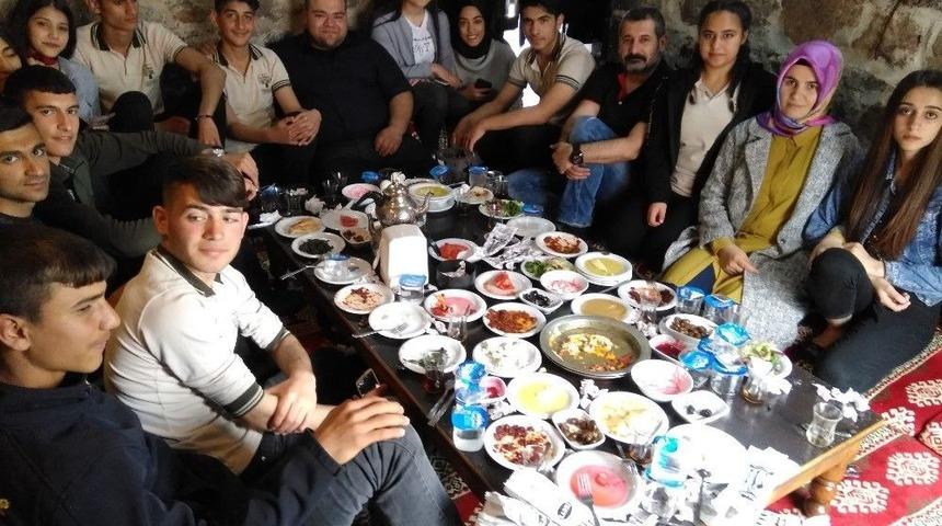 &Ouml;ğretmen Ve &Ouml;ğrenciler Kahvaltıda Bir Araya Geldi