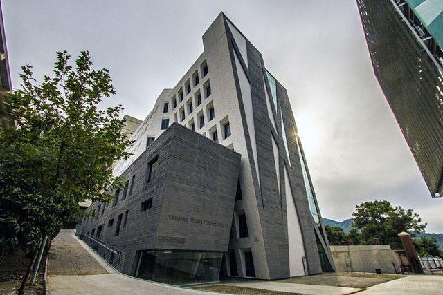 İzmir Ekonomi’ye En İyi Eğitim Binası Ödülü