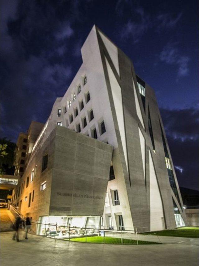 İzmir Ekonomi’ye En İyi Eğitim Binası Ödülü