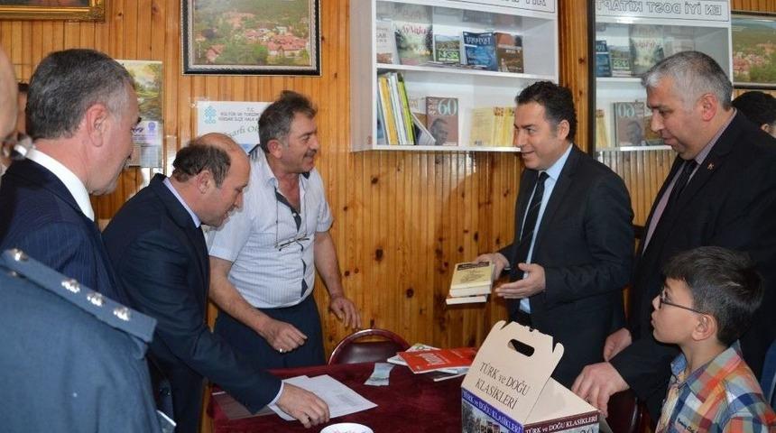 Niksar&rsquo;da Kıraathanelere Kitaplık Ve Kitap Hediye Edildi