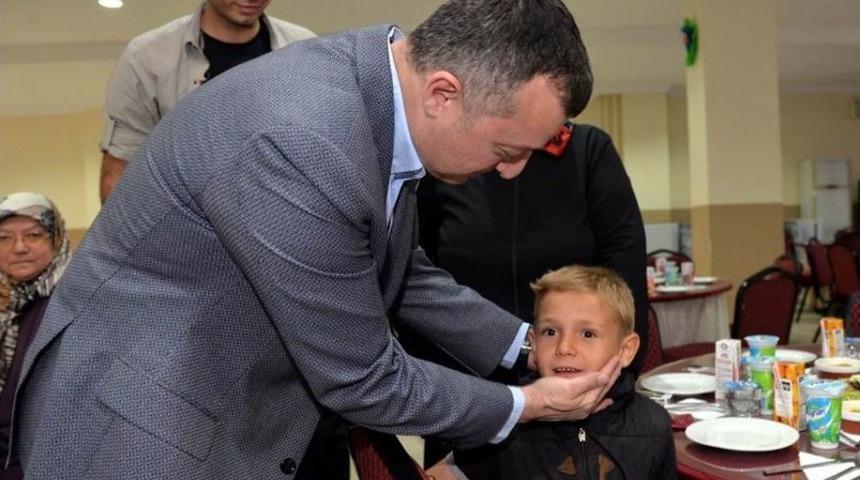 Vali B&uuml;y&uuml;kakın Şehit Ve Gazi Aileleriyle İftar Yaptı